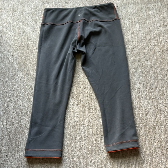 Lululemon Woman's Size 6 Orange/Gray Reversible Wunder Under Crop Leggings - Picture 8 of 9